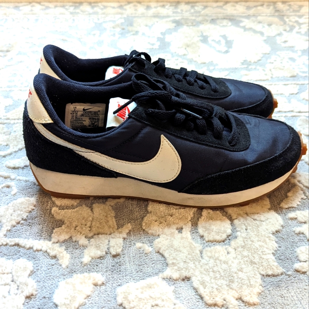 Nike Women's Daybreak size 7
